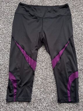 Pro Player Black Capri Leggings with Purple Panels
